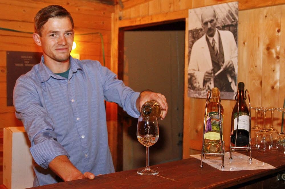 Im Weindorf schenkt auch Marius Seeliger vom gleichnamigen Weingut jedes Jahr Produkte aus dem eigenen Keller aus.