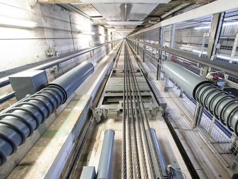 Der Fahrstuhlschacht von ThyssenKrupp im Dreischeibenhaus in Düsseldorf. Foto: Marcel Kusch/dpa