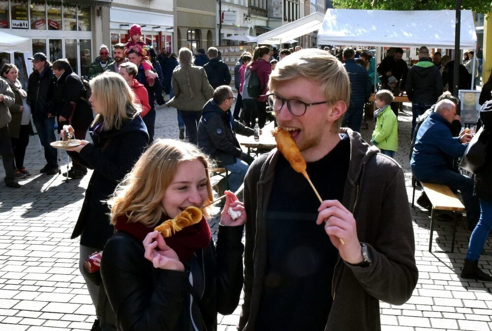Beim Street-Food-Festival im Frühjahr 2019 ließen es sich Nicole Karolat und Thomas Schäfer aus Weißenfels in der Jüdenstraße schmecken.