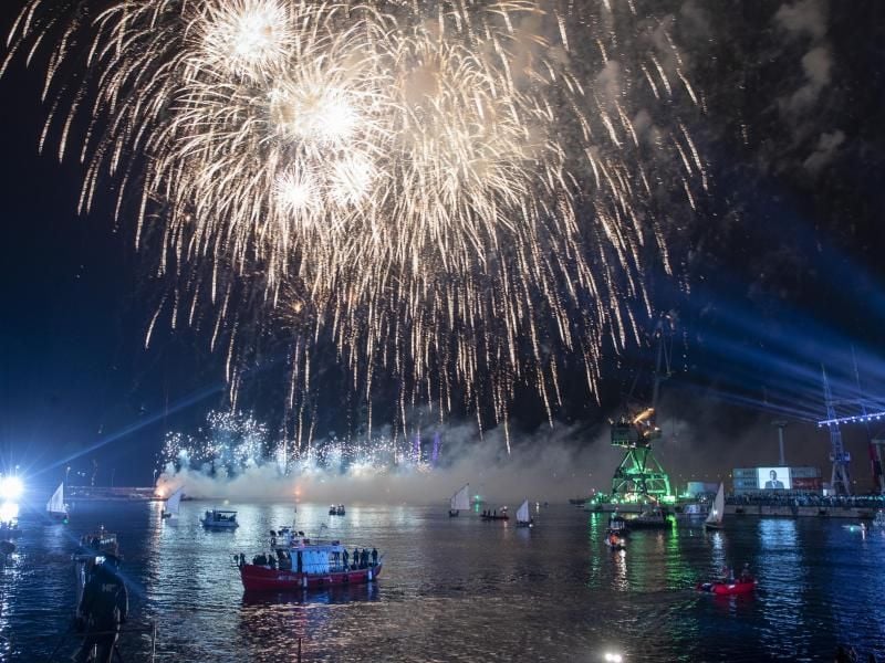Zum Abschluss ein Feuerwerk: In Rijeka wurde die offizielle Eröffnung des Europäischen Kulturhauptstadtjahres gefeiert. Foto: Darko Bandic/AP/dpa