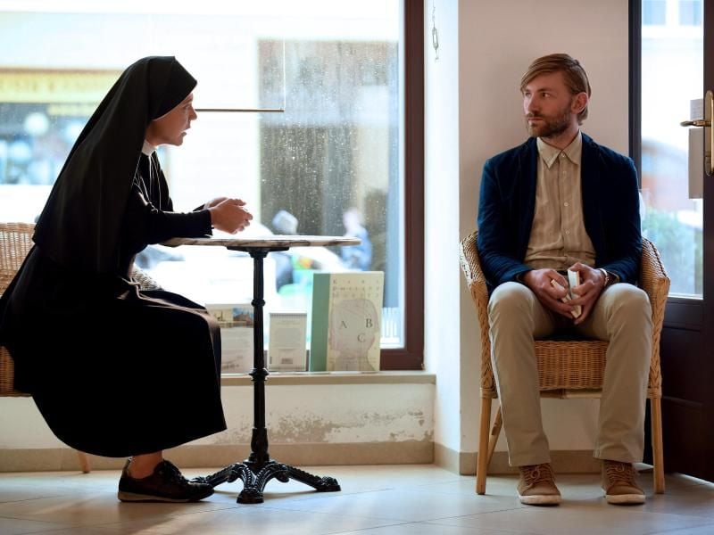 Der schüchterne Matthias Strobl (Paul Behren) vertraut Schwester Hanna (Janina Hartwig, l.) sein Geheimnis an. Foto: ARD/Barbara Bauriedl