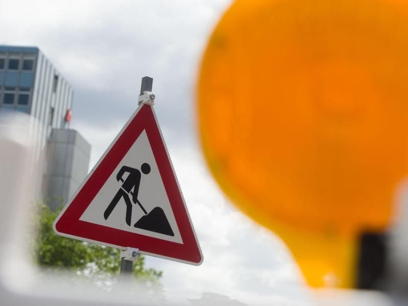 Ein Schild weist auf eine Baustelle hin. Foto: Lino Mirgeler/dpa/Symbolbild