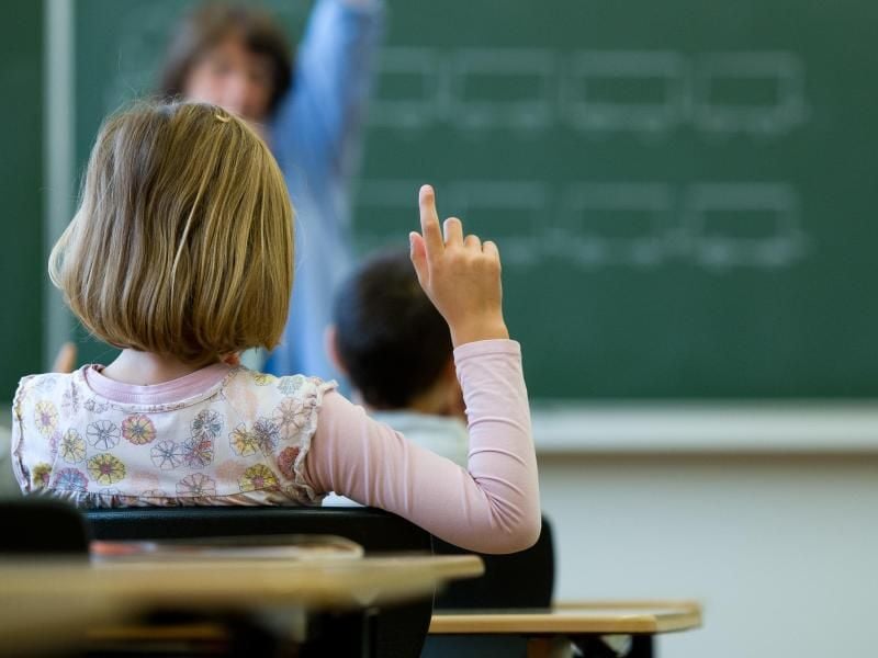 Für hochbegabte Kinder ist es längst nicht immer die beste Wahl, eine Klasse zu überspringen. Foto: Inga Kjer/dpa/dpa-tmn