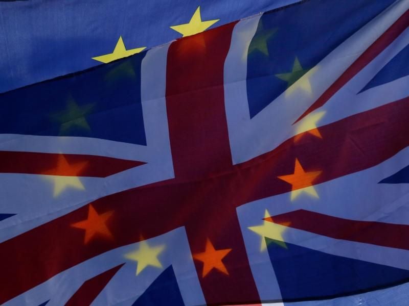Ein Demonstrant schwenkt vor den Houses of Parliament eine EU-Flagge und eine britische Flagge. Foto: Tim Irland/XinHua