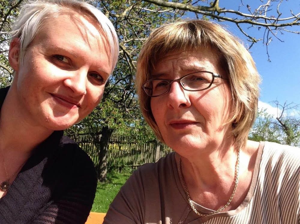 Tippspielsiegerin Elke Ehrhardt (r.)