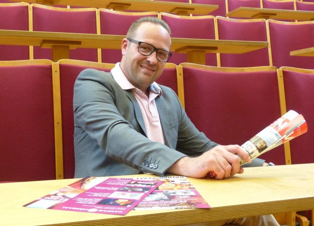 Lars Freckmann hätte es lieber, wenn er nicht allein im Campus Hörsaal sitzen müsste.
