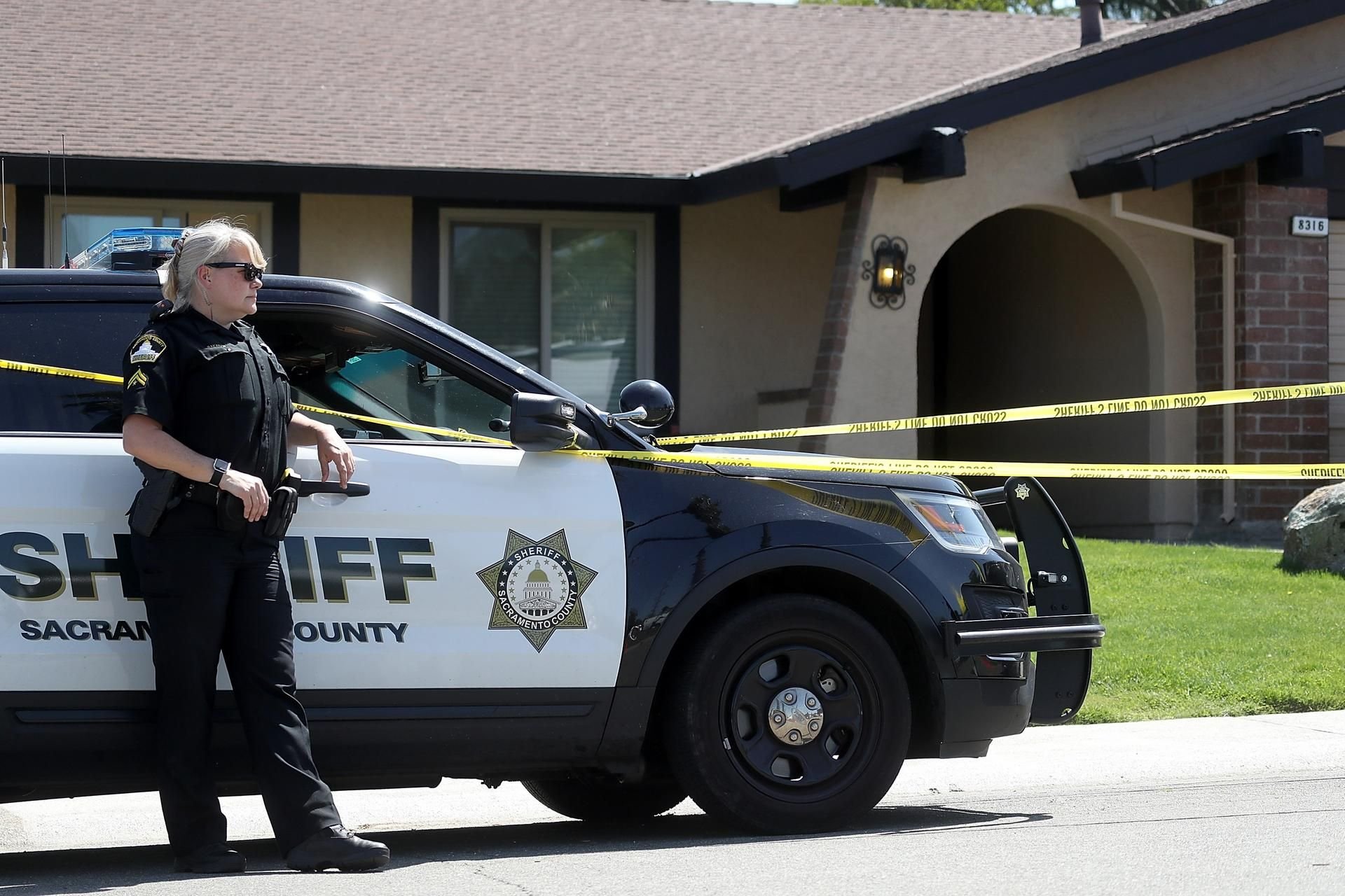 Polizistin vor dem Haus des Verdächtigen in Citrus Heights, Kalifornien