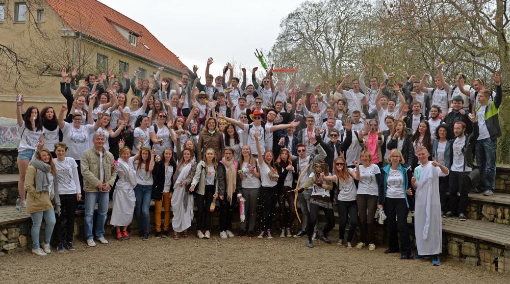 Abiturienten winken am letzten Schultag am Stephaneum Aschersleben in die Kamera des Fotografen.
