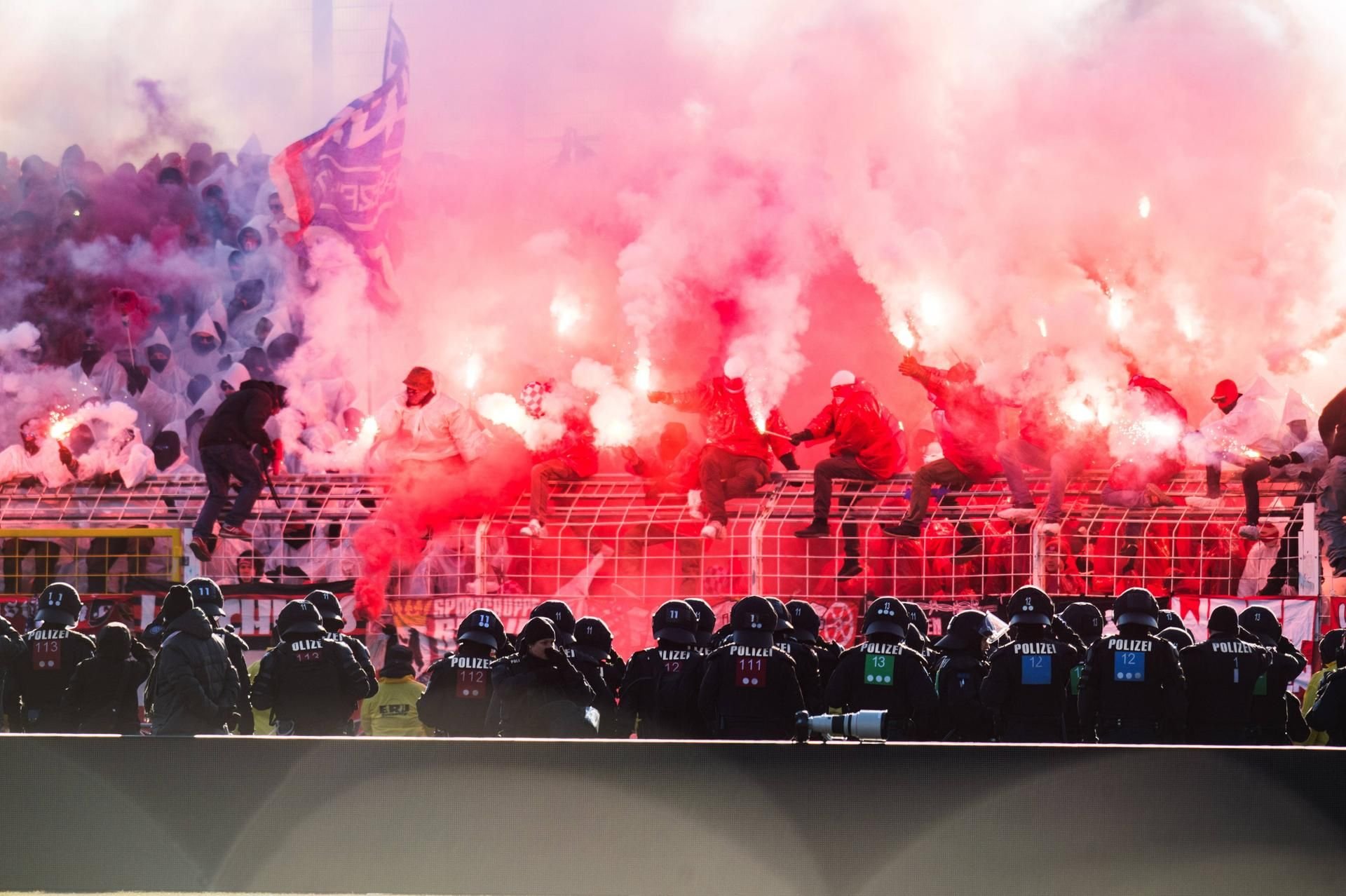Pyrotechnik wird künftig richtig teuer für die Vereine im deutschen Profi-Fußball.