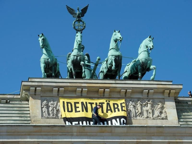 Aktivisten der "Identitären Bewegung" besetzten kurzzeitig das Brandenburger Tor. Foto: Paul Zinken