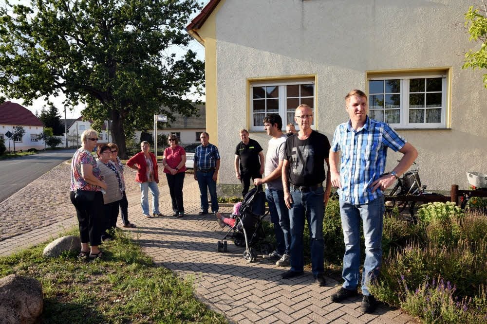 Der neue Ortsbürgermeister Thomas Schönlebe (re.) bittet zum Dorfrundgang. In Kleinzerbst lässt es sich gut leben, sagt er.