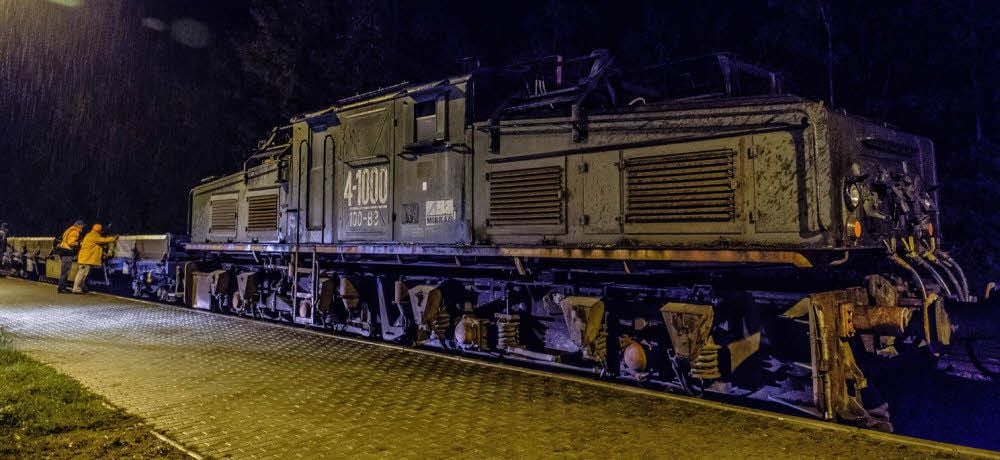 Die Grubenlok mit der Registrierung 4-1000 hat den Weg nach Ferropolis gefunden. Künftig wird sie die Ausstellung unter den riesigen Baggern bereichern.