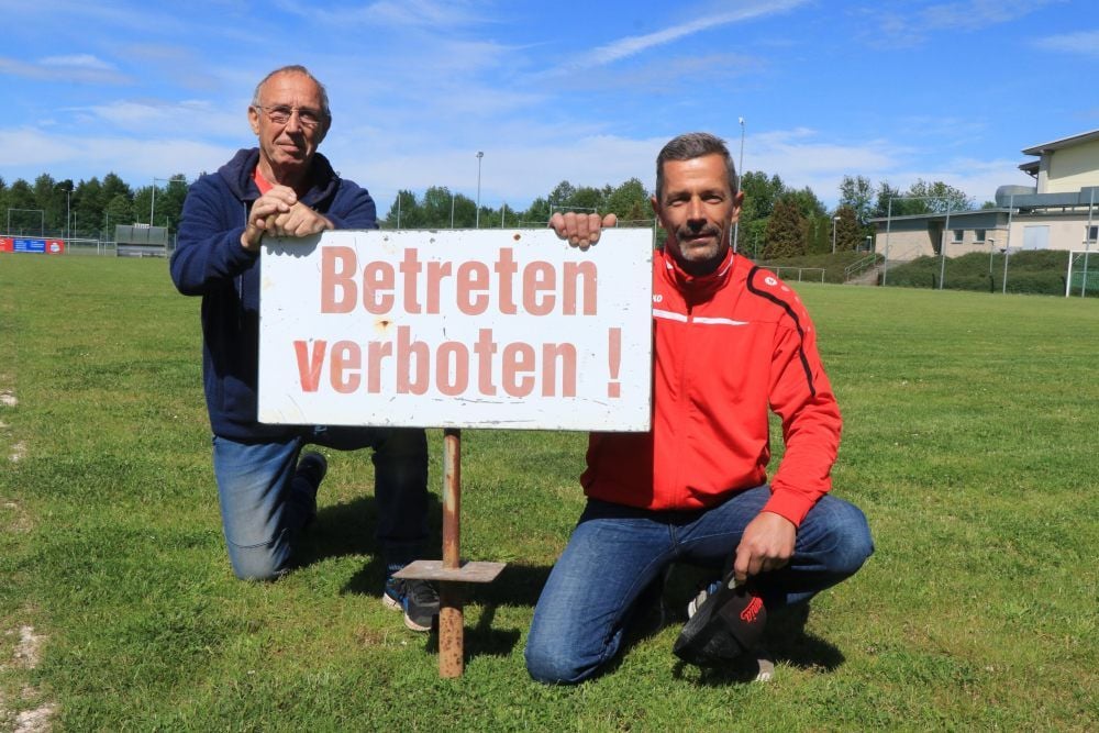 Fußball - Alemania Riestedt: Noch dürfen Bernd Schmelzer (links) und Thomas Wesemann nicht wieder loslegen.