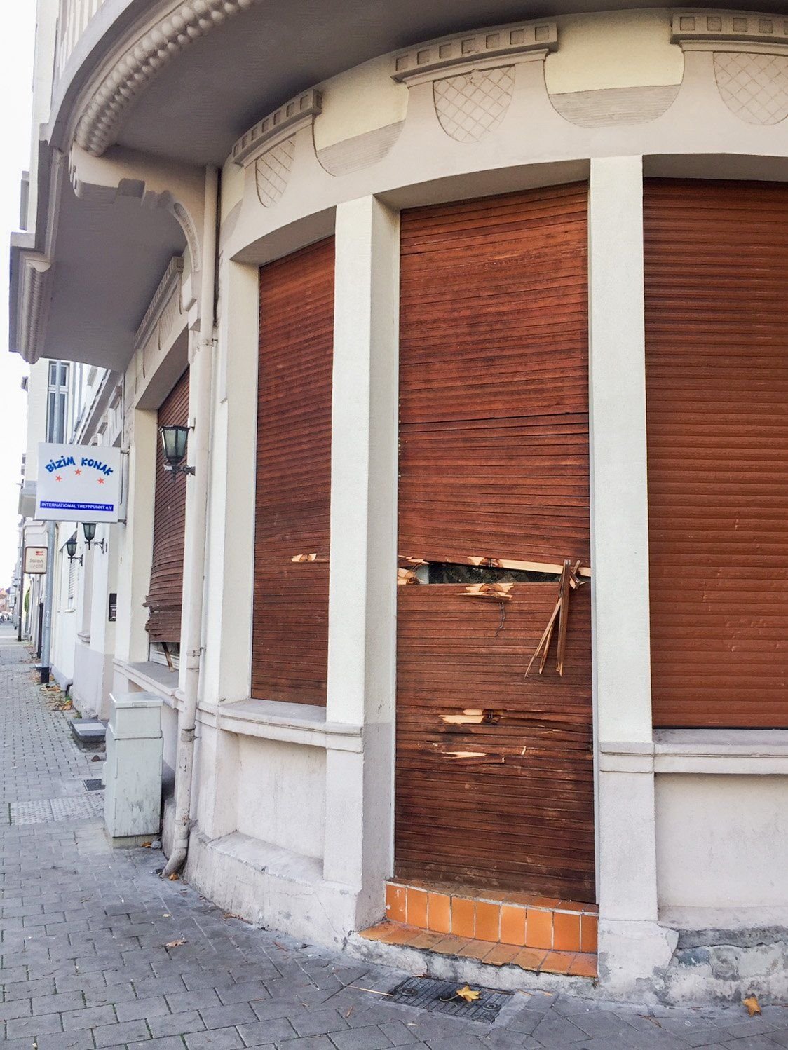 Blick auf ein zerstörtes türkisches Café.
