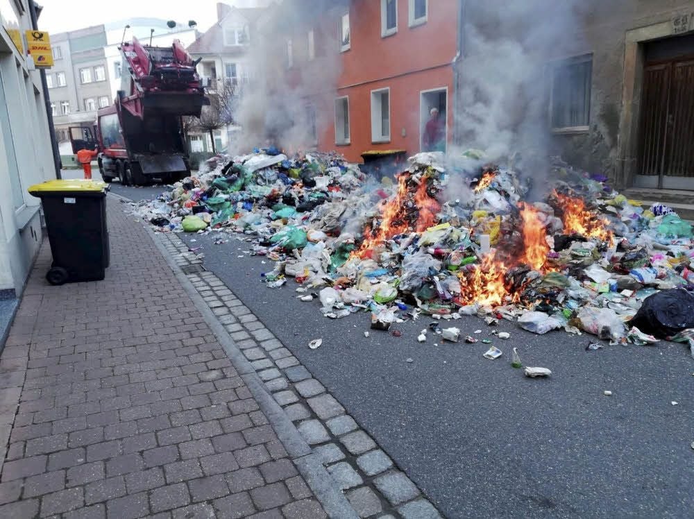 Glück im Unglück: Glück im Unglück: Müllauto gerät in Brand und kippt  Ladung auf Straße