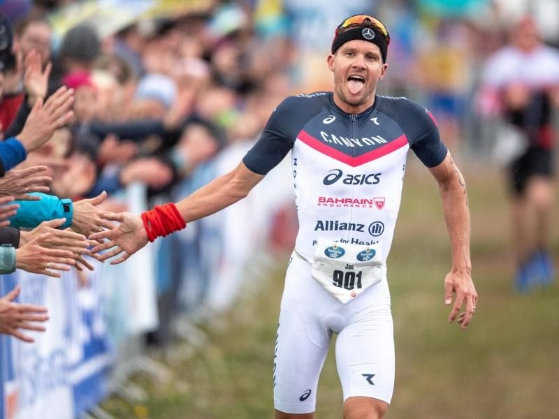 Triathlon-Star Jan Frodeno jubelt bei seinem Zieleinlauf in Buschhütten. Foto: Marius Becker