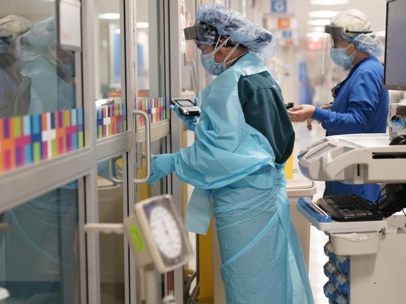 Medizinerinnen in Schutzkleidung in einem Krankenhaus in New York. Foto: Seth Wenig/AP/dpa