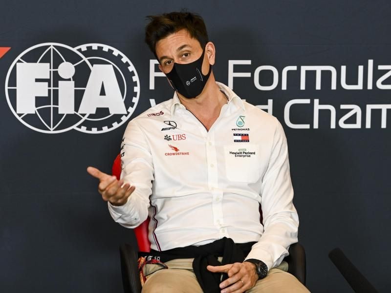 Mercedes-Teamchef Toto Wolff spricht bei einer Pressekonferenz. Foto: Mark Sutton/Pool Motorsport Images/AP/dpa