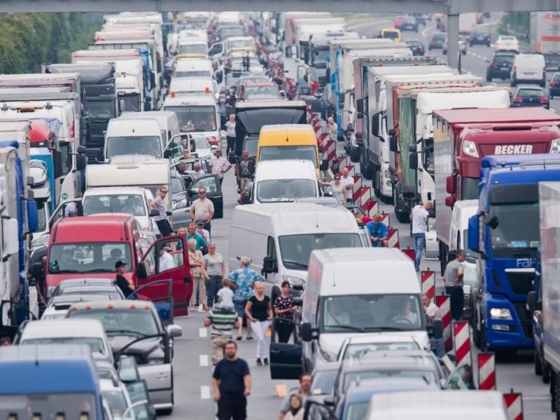 Autofahrer im Stau auf der A2. Mit dem Ende des Schuljahres in Bayern haben ab heute alle 16 Bundesländer ein paar Tage lang gleichzeitig Sommerferien. Foto: Julian Stratenschulte