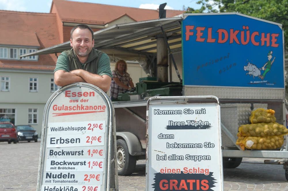 Essen bei „Fritten-Ralf“ oder dem „Wilddieb von Aken“. Vier Tage die Woche steht Ralf Müller in Köthen auf dem Markt.