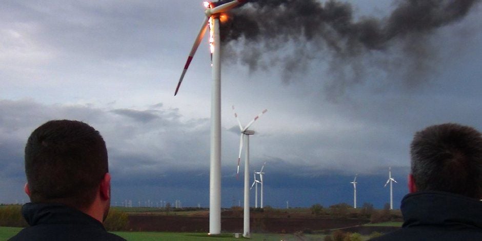 Ein Windrad brennt am 27. Oktober 2013 auf einem Acker im Bördekreis.