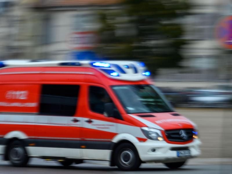 Ein Rettungsfahrzeug fährt mit Blaulicht bei einem Einsatz durch die Innenstadt. Foto: Jens Büttner/zb/dpa/Archivbild