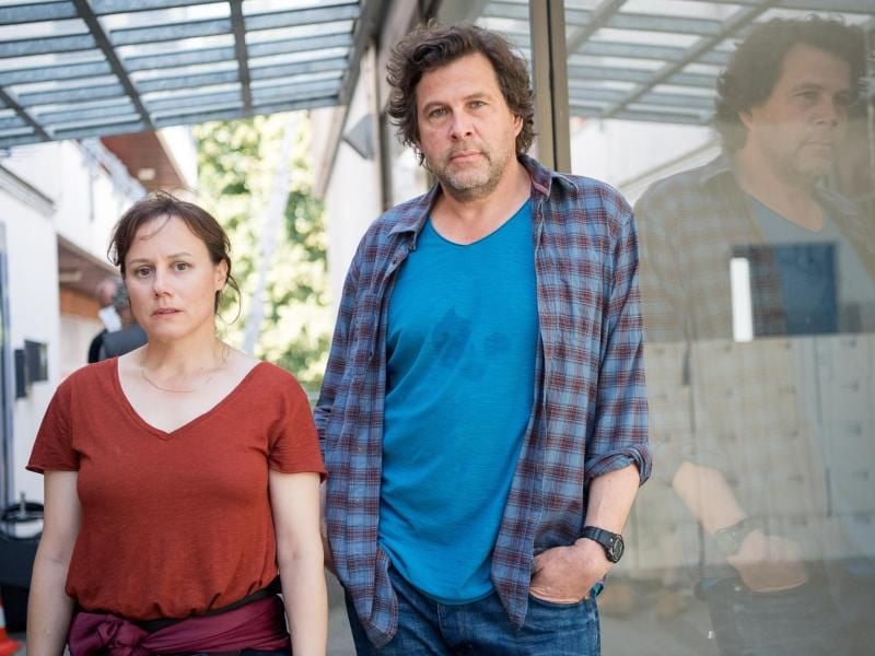 Eva Löbau als Kommissarin Franziska Tobler und Hans-Jochen Wagner als Kommissar Friedemann Berg bei den Dreharbeiten. Foto: Sebastian Gollnow