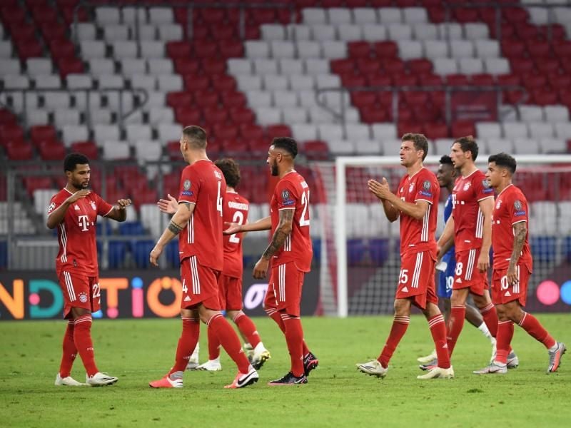 Die Spieler von Bayern München feiern nach Spielende den Sieg. Foto: Sven Hoppe/dpa