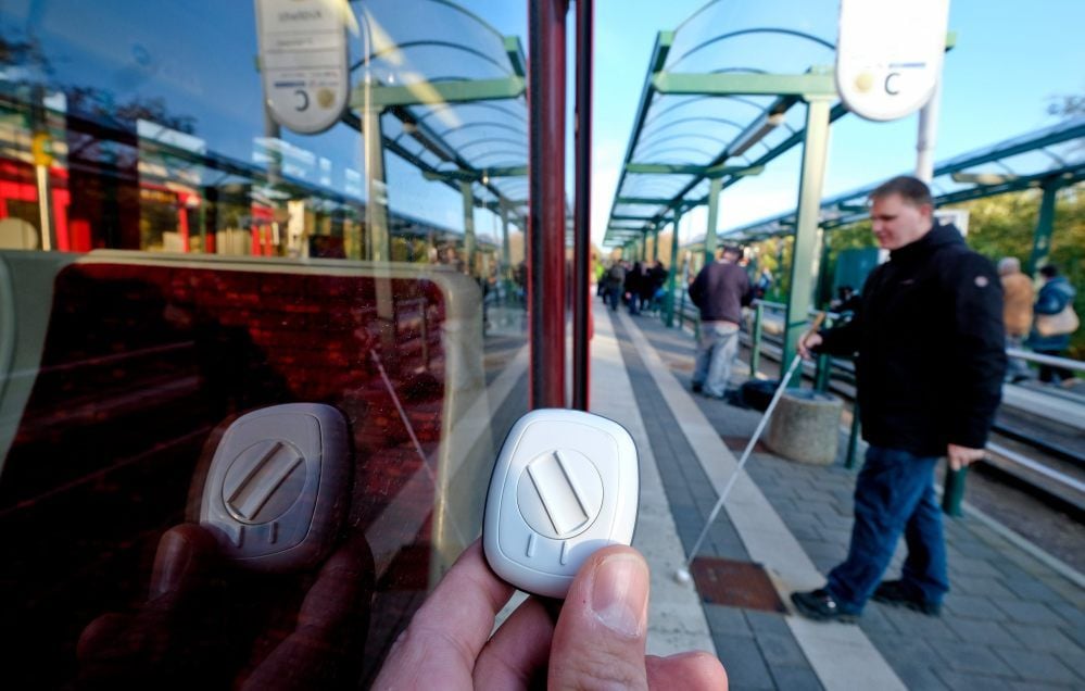 Per Handsender wird Blinden und Sehbehinderten wie Lars Lippek der Name der jeweiligen Straßenbahnlinie laut aufgesagt.