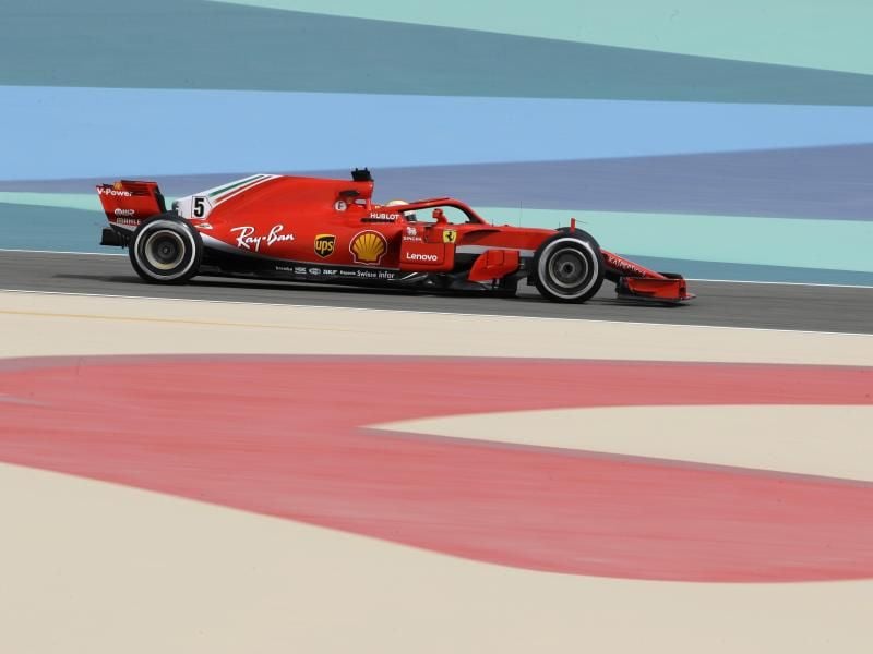 Beim Training in Bahrain fuhren Sebastian Vettel und Teamkollege Kimi Räikkönen Bestzeiten. Foto: Luca Bruno/AP