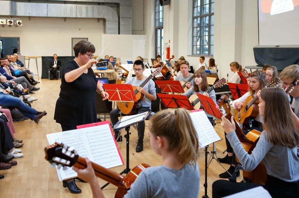 Das einzige Konzert der Zeitzer Musikschule Klangkiste fand Ende September in den Klinkerhallen statt. Sylvia Beck dirigiert das Gitarrenorchester.