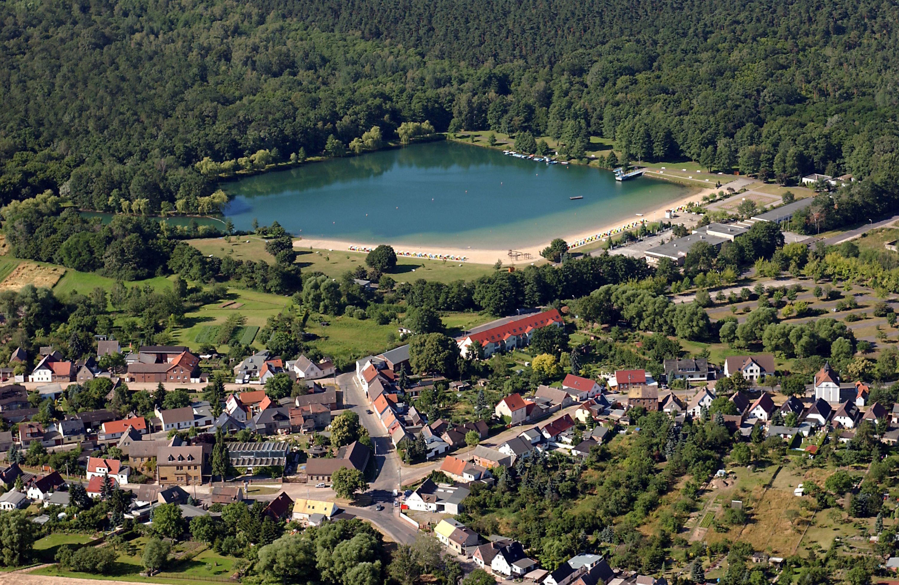 Das Dessauer Waldbad aus der Vogelperspektive.