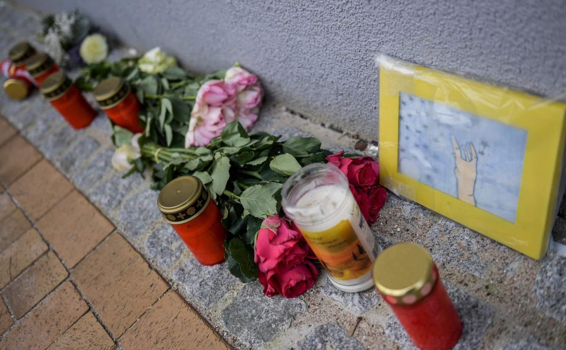 Vor dem Wahlkreisbüro von Kanzlerin Angela Merkel hat ein Unbekannter 14 Grabkerzen abgestellt.