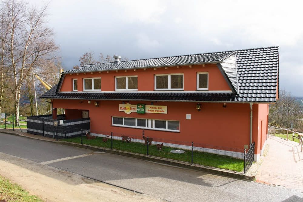Einladend präsentiert sich nun auch die Fassade des vor einiger Zeit zum insgesamt 250 Quadratmeter großen ausgebauten „Rodler-Treffs“ in Eckartsberga.
