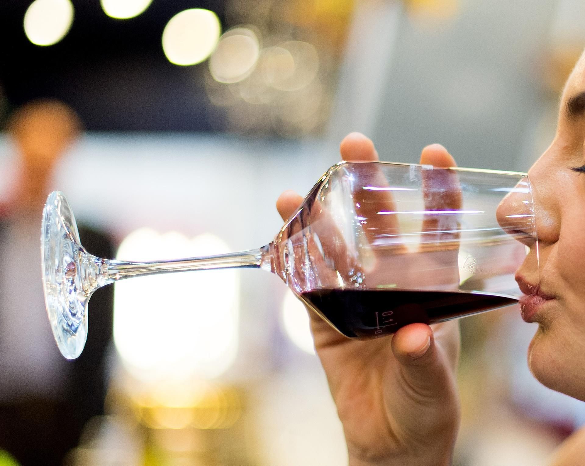 Die Mediziner vergleichen in ihrer Studie das Krebsrisiko von Alkoholkonsum und Zigarettenkonsum.