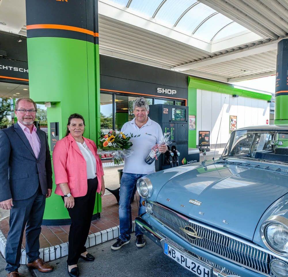 Harald Kremer und Doreen Biermann gratulieren Matthias Dönicke zum Firmenjubiläum.