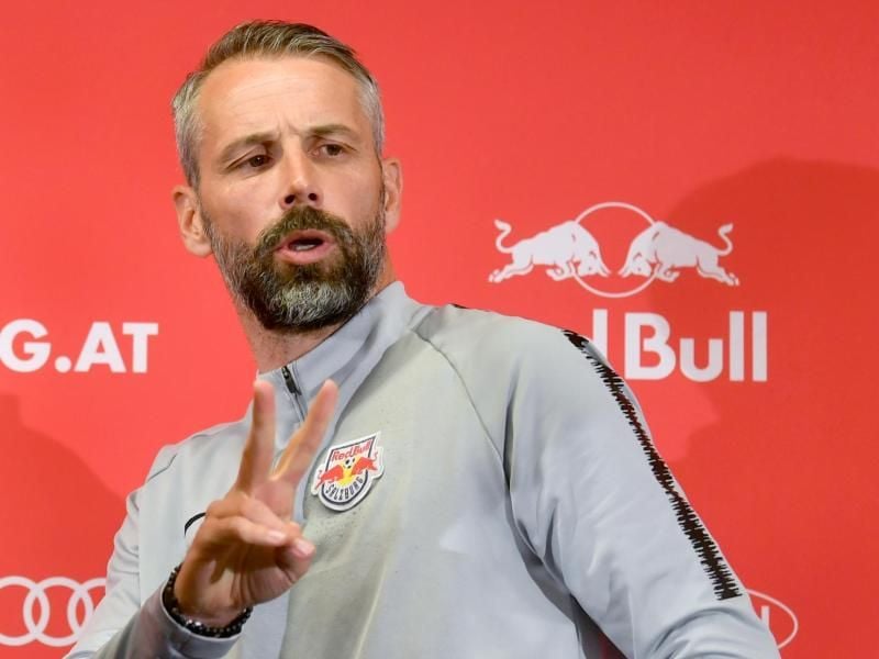 Marco Rose, aktuell Trainer von Red Bull Salzburg, bei der Pressekonferenz zum Thema „Zukunft von Trainer Marco Rose”. Foto: Barbara Gindl/APA/dpa
