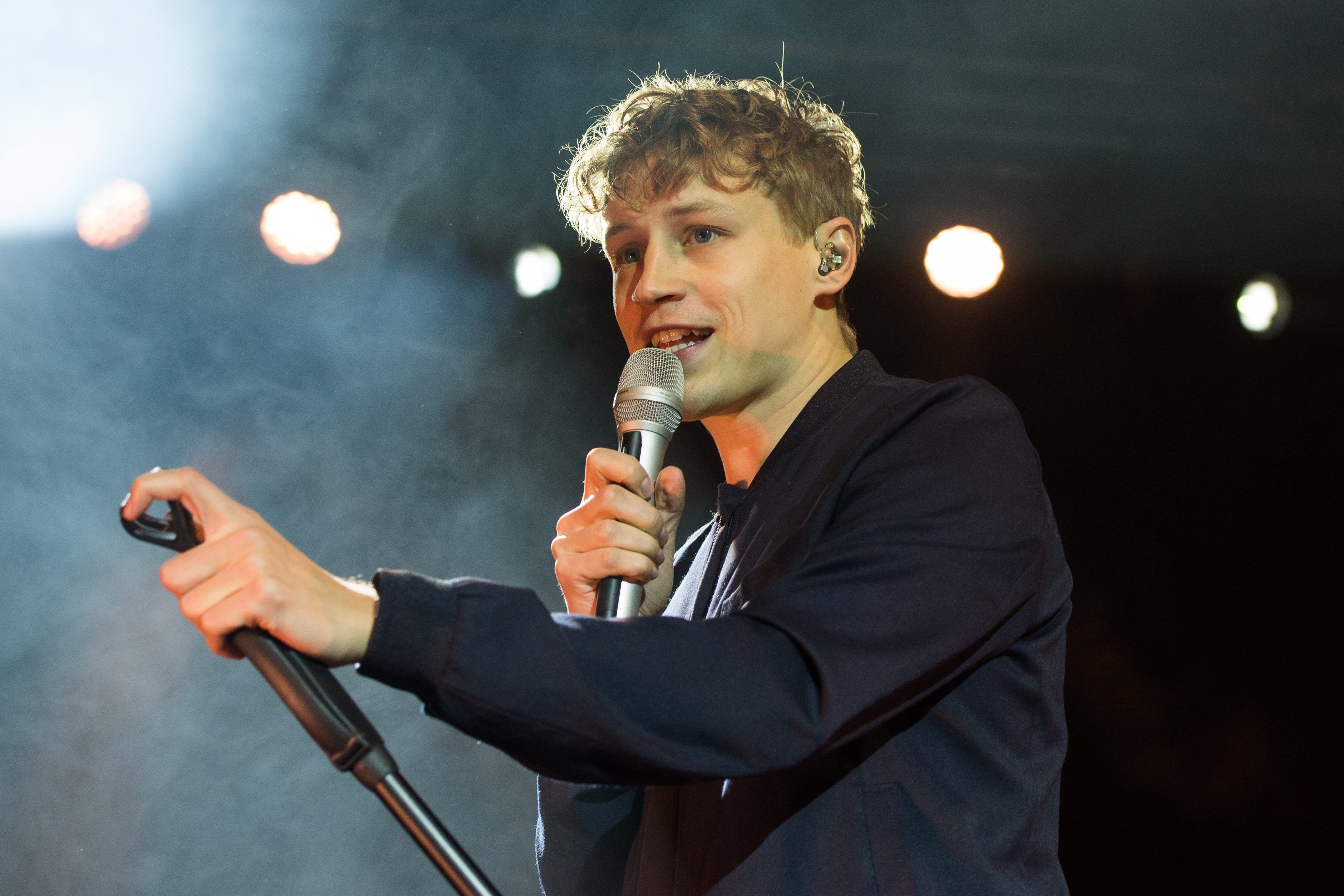 Tim Bendzko bei seinem Auftritt im Volkspark in Halle.