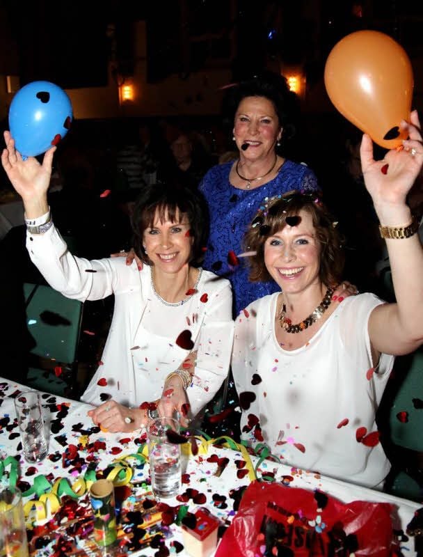 Ausgelassene Stimmung herrscht immer auf den Silvesterpartys im Kurhaus, wo auch dieses Trio vor zwei Jahren kräftig feierte.