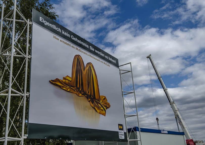 Ein wirkliches Geheimnis ist es nicht, was auf dem Autohof in Coswig derzeit emporgezogen wird. Eher steht die Frage, wer dort arbeiten wird.