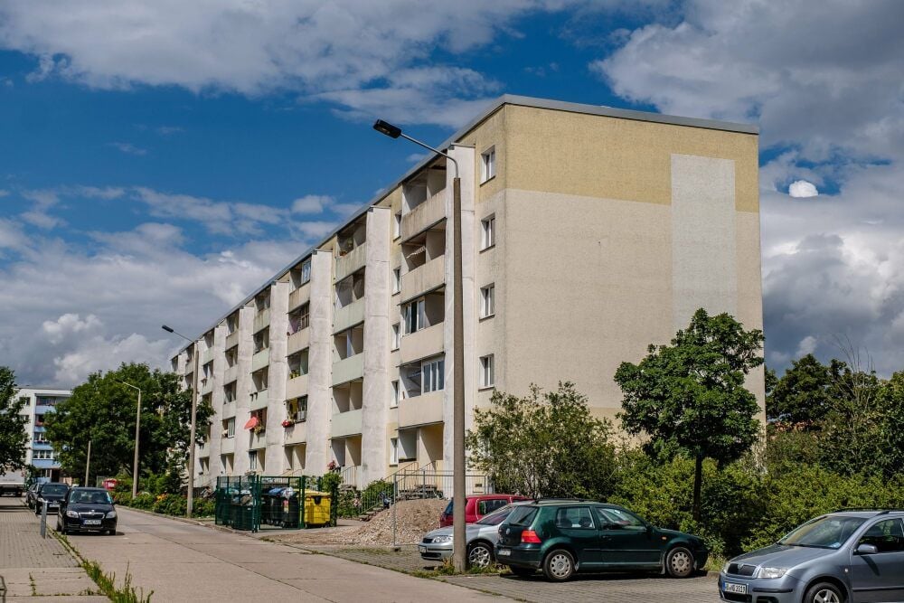 Im Wohnblock Kreuzstraße 11 bis 18 in Wittenberg leben 80 Mietparteien, darunter sind 40 Kinder. Nachbarn beschweren sich über Lärm zu Unzeiten. Die Wiwog baut dort einen Spielplatz.