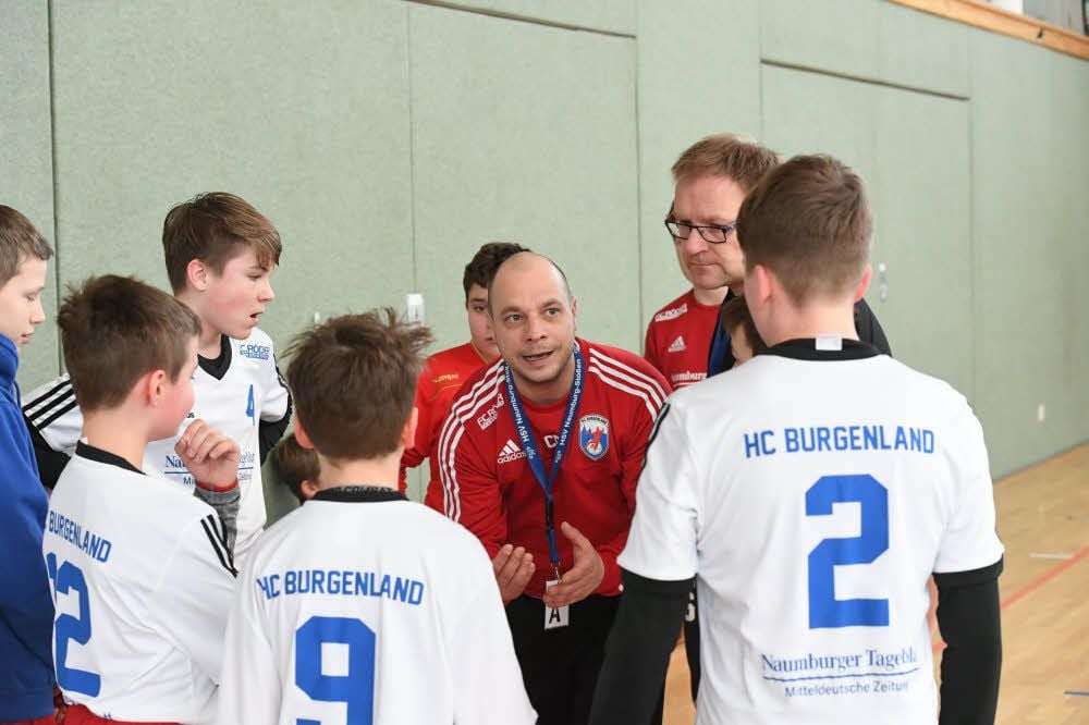 Die von Carsten Piontek (Mitte) und Carsten Kröber betreuten D-Jugendlichen des HCB sind aktuell Tabellenvierter der Sachsen-Anhalt-Liga.