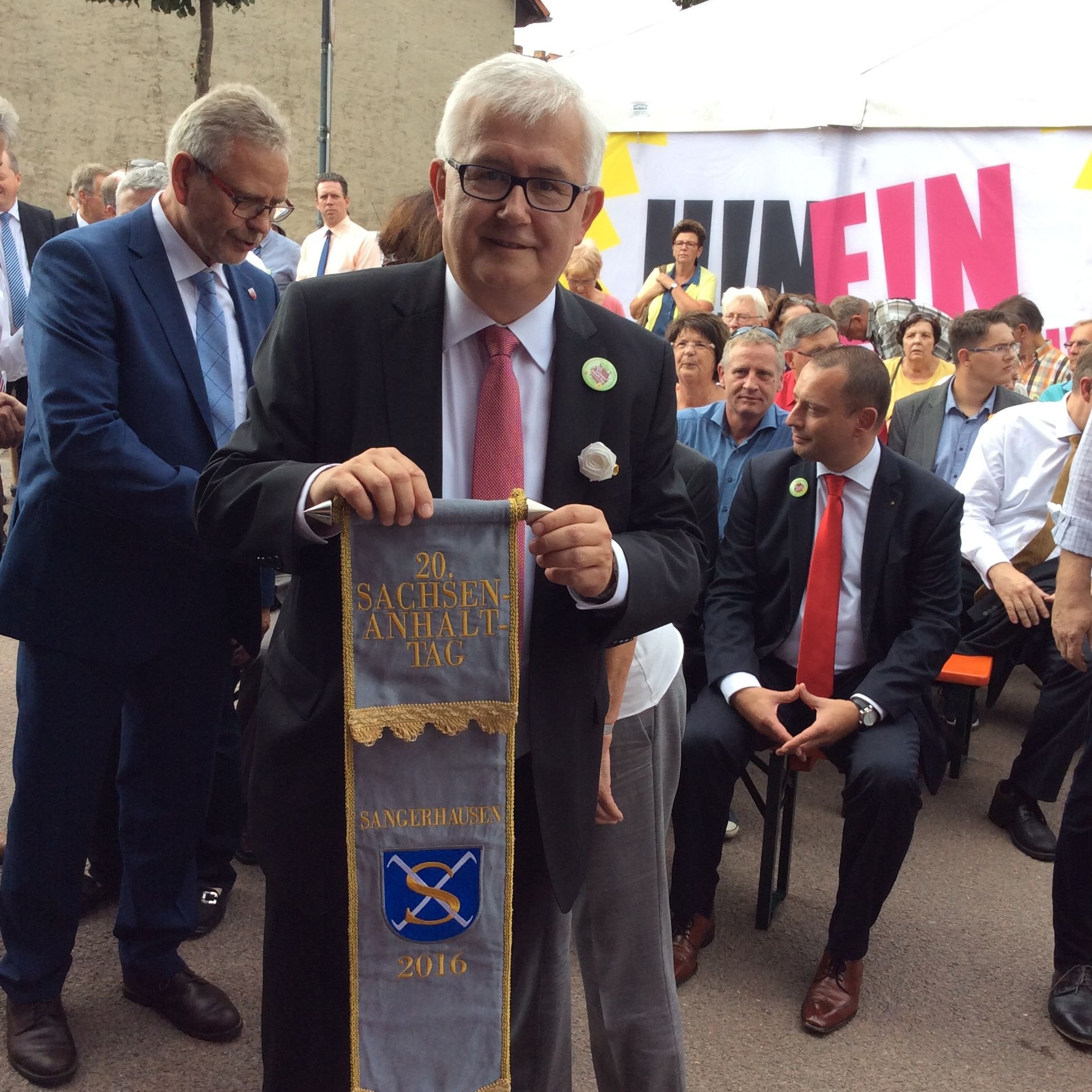 Ralf Poschmann mit der Fahne des Sachsen-Anhalt-Tags