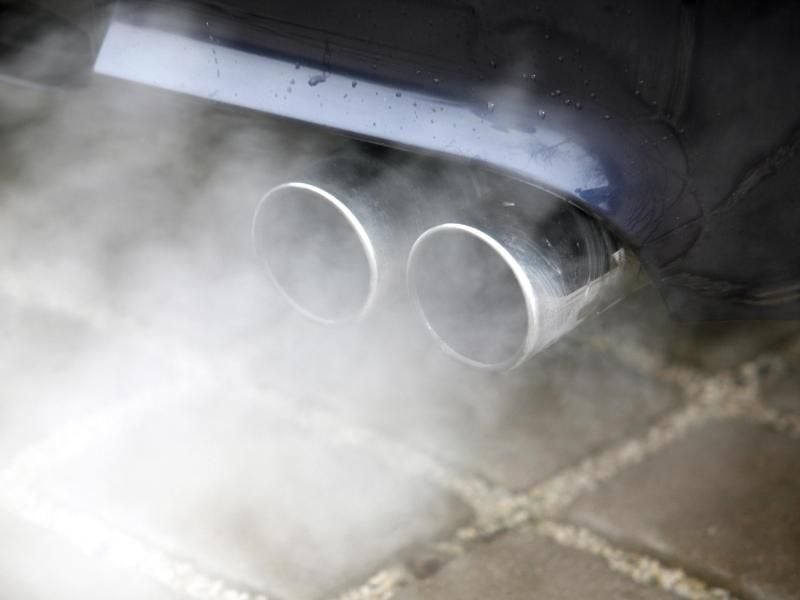 Auto-Hersteller wie Daimler und BMW zahlen die Umtauschprämie für Altfahrzeuge länger. Foto: Marcus Führer/dpa