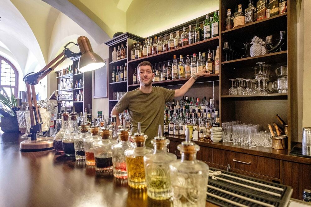 Martin Kramer in seiner „Charles Bar“ in Wittenberg: Wie viele andere, so musste auch er wegen der Corona-Pandemie vorübergehend schließen. Seit einigen Wochen empfängt er wieder Gäste.