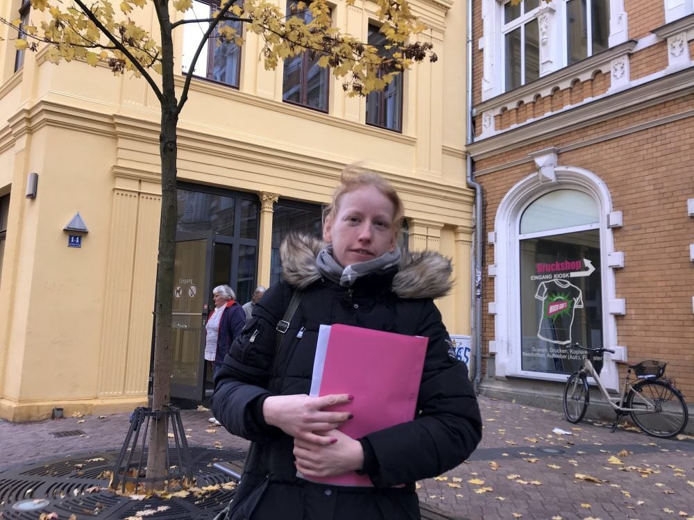 Silvana Hartmann vor dem Jobcenter in der Neustädter Straße. Sie hofft, für lange Zeit nicht mehr hierher zu müssen.
