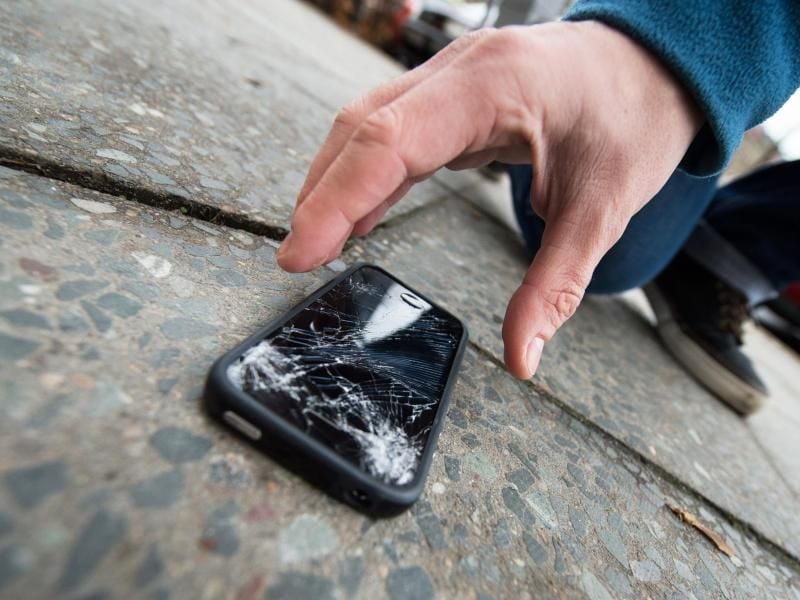 ZEin kaputtes Handy kann ein Fall für die Versicherung sein. Versicherungen prüfen bei der Schadenmeldung aber, ob der Fall plausibel ist. Foto: Franziska Gabbert/dpa-tmn