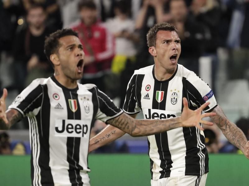 Torschütze Mario Mandzukic (r) bejubelt mit Dani Alves seinen Treffer zum 1:0 für Juve. Foto: Luca Bruno
