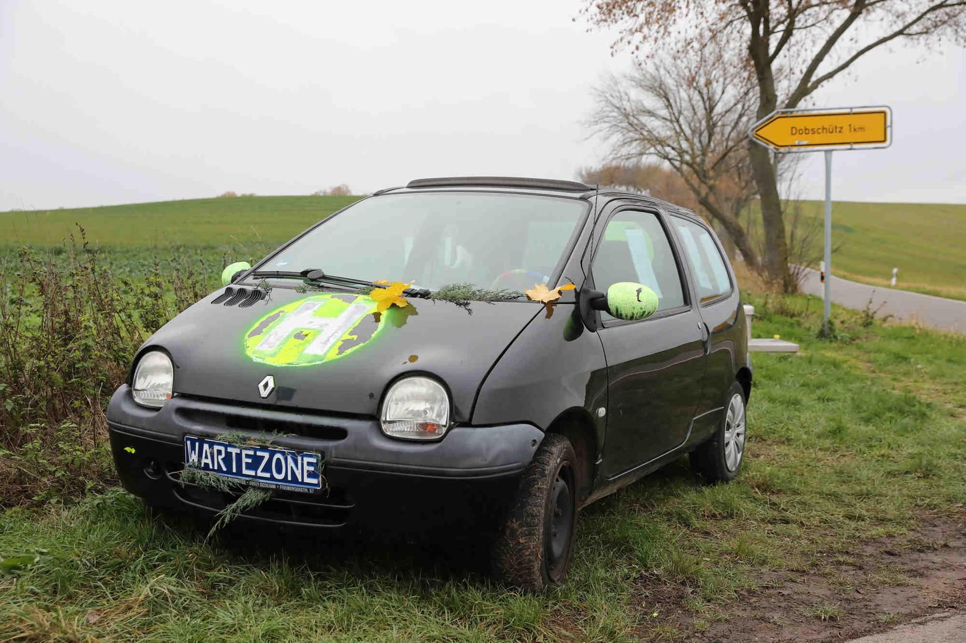 Ein alter Twingo dient bei Dobschütz als Bus-Wartehaus.