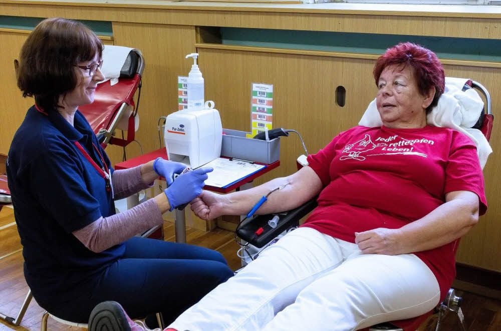 Simone Rückbrod nimmt Blut von Gudrun Neugebauer.